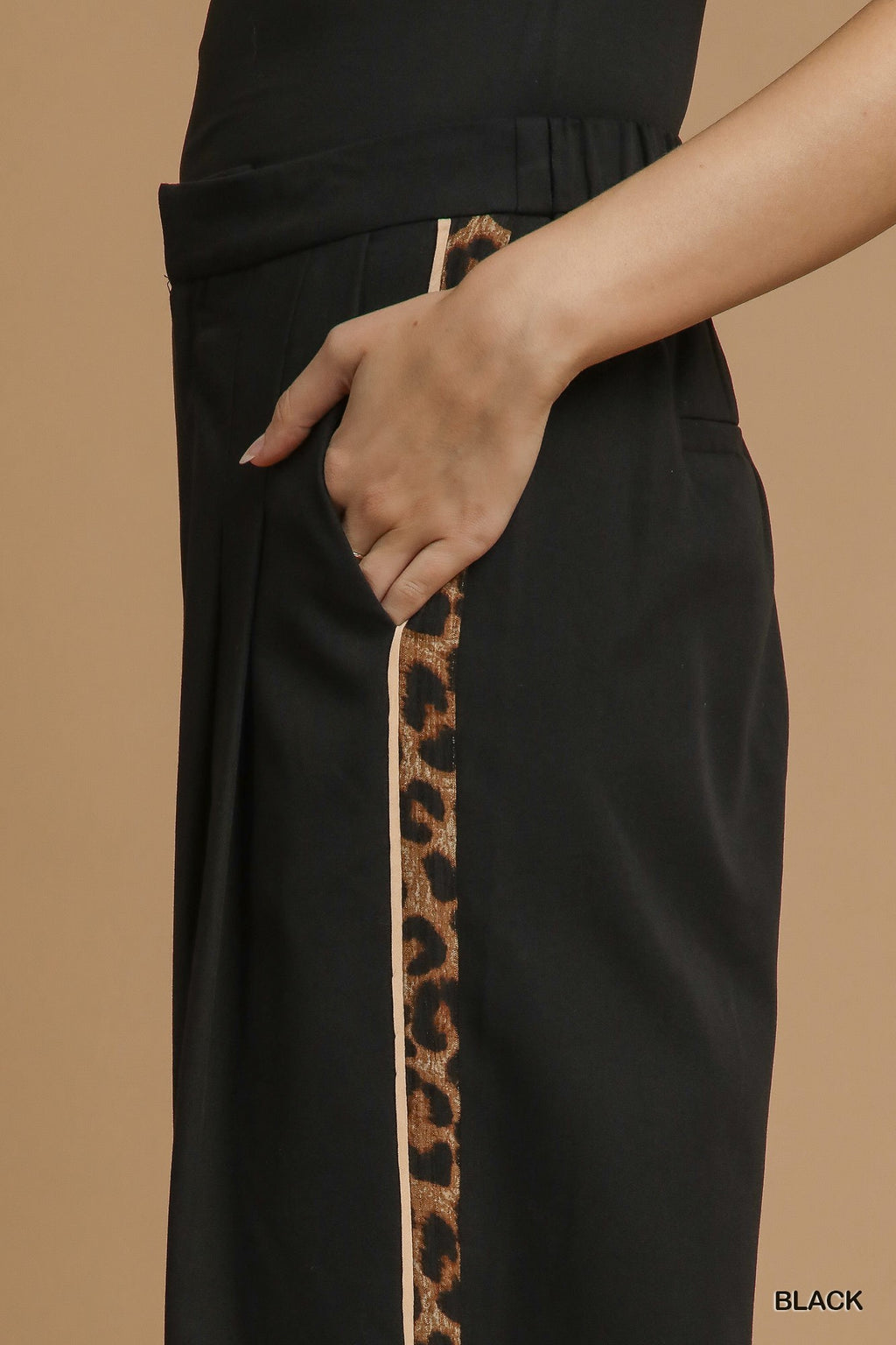 Black pleated pant leopard side print